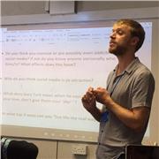 Avanza tu inglés con un profesor nativo, titulado y experimentado